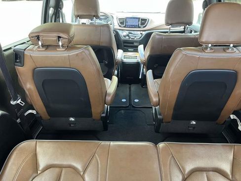 Used 2019 Chrysler Pacifica Limited FWD image 13