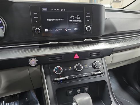 Used 2024 Kia Carnival LX image 20