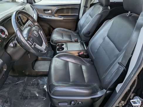 Used 2017 Toyota Sienna SE FWD image 21