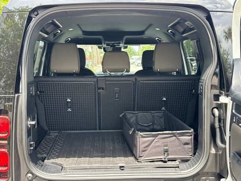 Used 2025 Land Rover Defender 110 X-Dynamic SE image 11