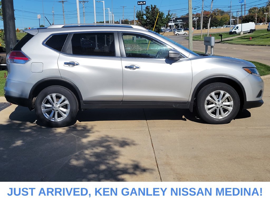 Used 2016 Nissan Rogue SV w/ SV Premium Package AWD/4WD image 2