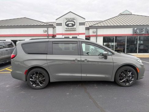 Used 2021 Chrysler Pacifica Touring w/ Uconnect Theater Family Group image 9