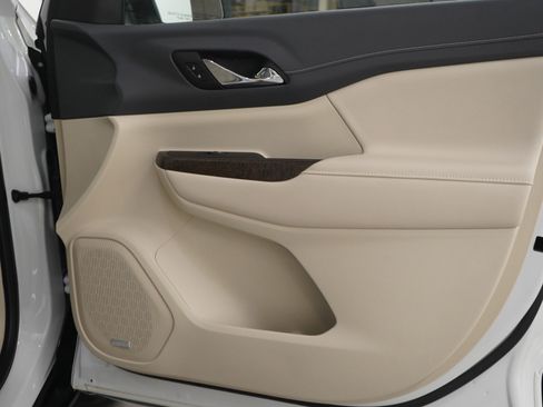 Used 2023 GMC Acadia Denali w/ Denali Technology Package image 9