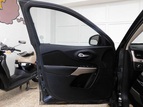 Used 2017 Jeep Cherokee Latitude w/ Comfort & Convenience Group image 25