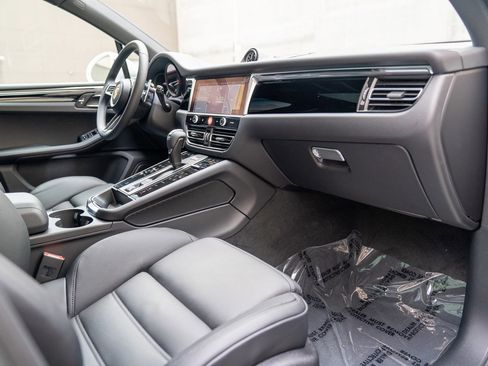 Certified 2025 Porsche Macan image 22