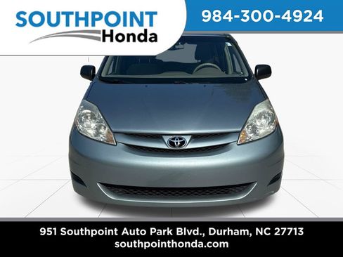 Used 2010 Toyota Sienna LE FWD image 2