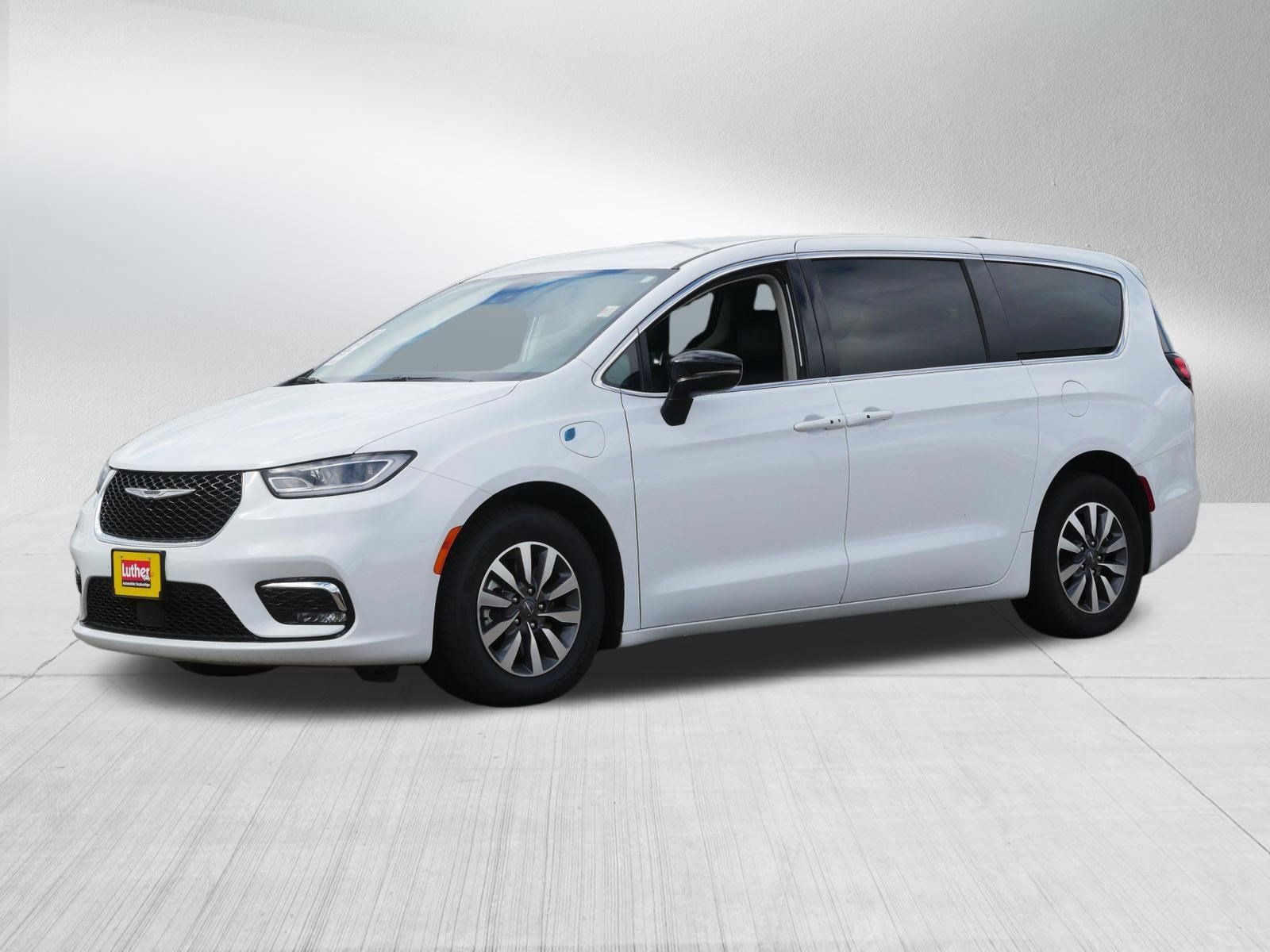 Used 2024 Chrysler Pacifica Limited FWD image 3