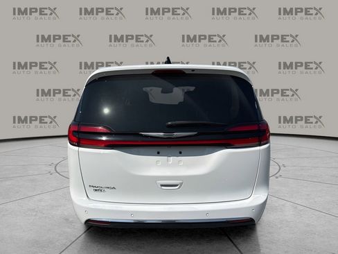 Used 2023 Chrysler Pacifica Touring-L FWD image 4
