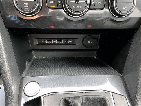 Used 2019 Volkswagen Tiguan SE image 14