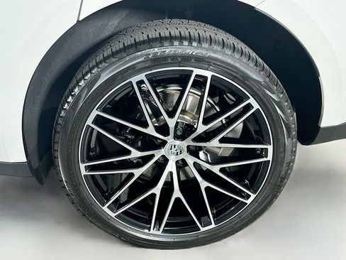 Certified 2026 Porsche Macan image 33