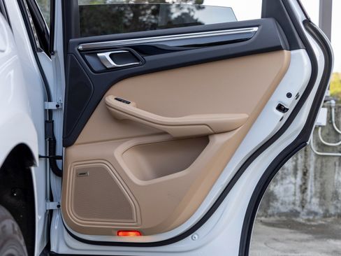 Certified 2025 Porsche Macan image 44