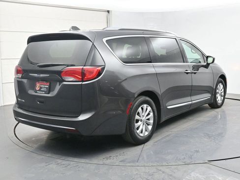 Used 2019 Chrysler Pacifica Touring-L image 23