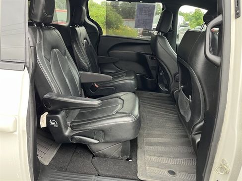 Used 2020 Chrysler Pacifica Touring-L w/ Advanced Safetytec Group FWD image 35