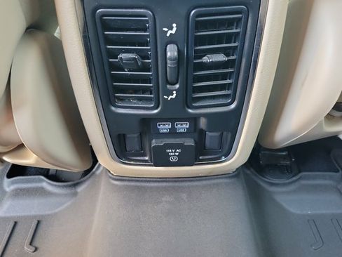 Used 2019 Jeep Grand Cherokee Limited AWD/4WD image 17