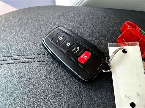 Used 2022 Toyota RAV4 XLE Premium AWD/4WD image 36