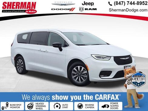 Certified 2024 Chrysler Pacifica Limited FWD image 1