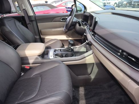 Used 2025 Kia Carnival EX image 22