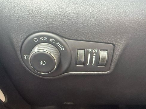 Used 2025 Jeep Compass Limited image 16