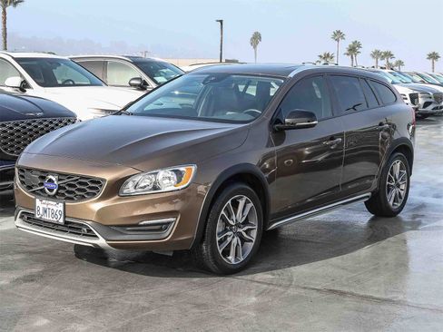 Used 2018 Volvo V60 T5 Cross Country image 3