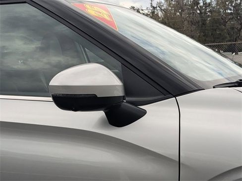 Used 2025 Mitsubishi Outlander SE image 11