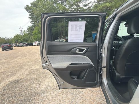 Used 2024 Jeep Compass Latitude AWD/4WD image 34