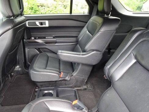 Used 2020 Ford Explorer XLT w/ Equipment Group 202A AWD/4WD image 17