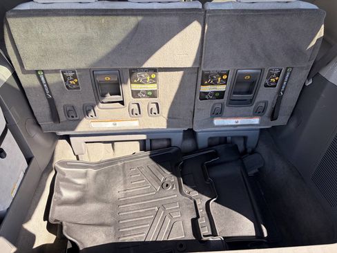 Used 2015 Toyota Sienna LE image 22