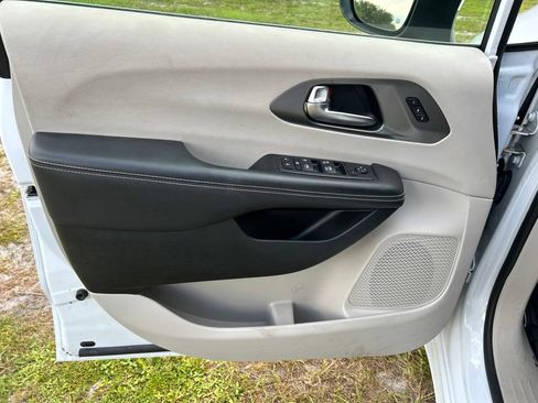 Used 2023 Chrysler Pacifica Touring-L FWD image 17