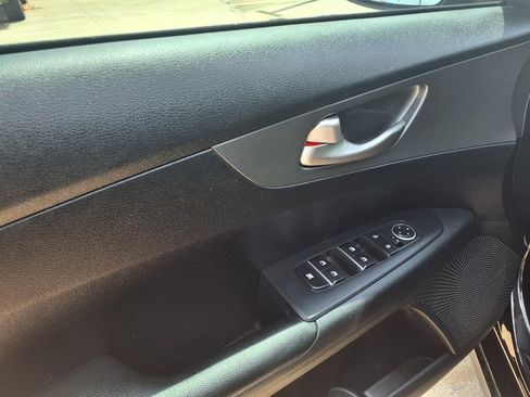 Used 2019 Kia Forte LXS FWD image 6