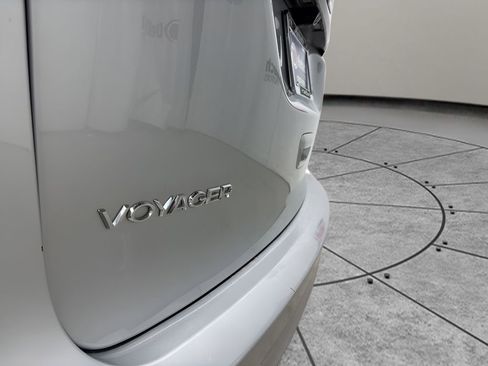 Used 2022 Chrysler Voyager LX image 19