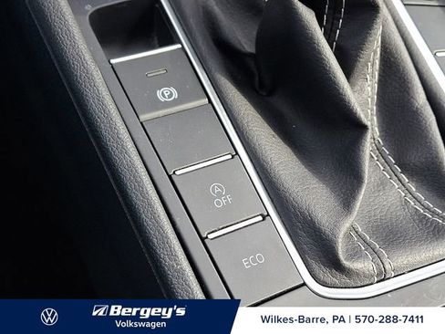 Certified 2025 Volkswagen Jetta SE image 28