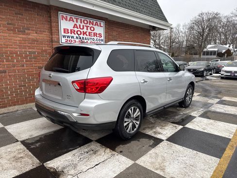 Used 2018 Nissan Pathfinder SL image 3