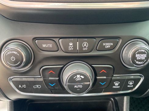 Used 2022 Jeep Cherokee Trailhawk w/ Sun, Sound & Nav Group AWD/4WD image 14