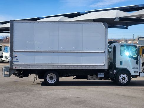 Used 2019 Isuzu NPR image 17