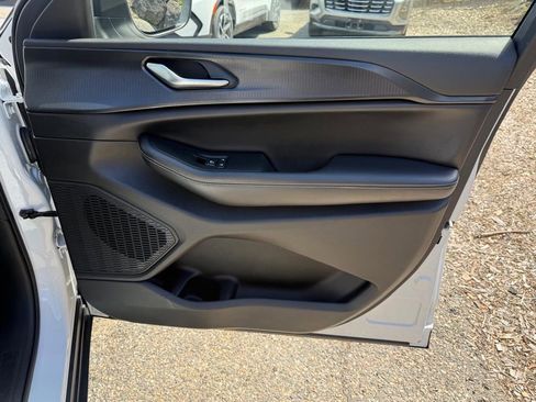 Used 2023 Jeep Grand Cherokee Laredo image 17