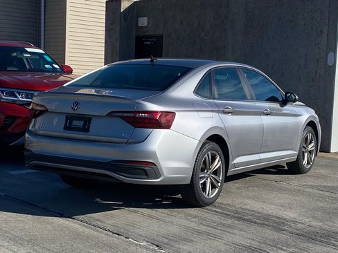 Certified 2024 Volkswagen Jetta SE image 3