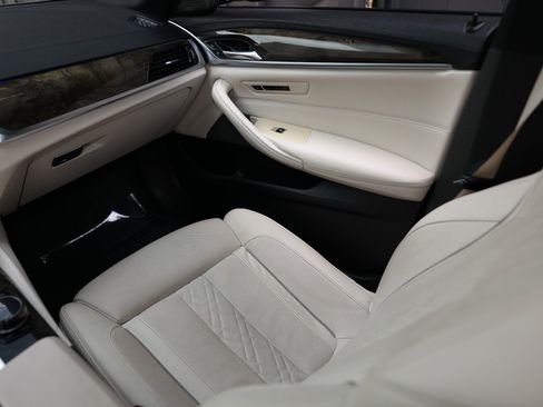 Used 2018 BMW M550i xDrive image 28