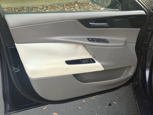 Used 2017 Jaguar XE Premium image 11