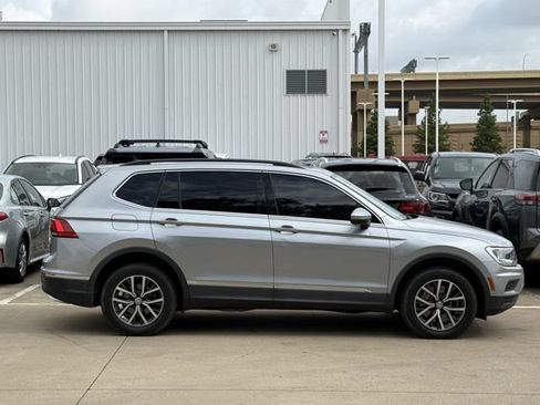 Used 2020 Volkswagen Tiguan SE w/ Panoramic Sunroof Package FWD image 3