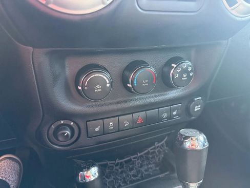 Used 2016 Jeep Wrangler Unlimited Rubicon image 41