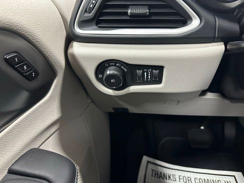 Used 2023 Chrysler Pacifica Touring-L image 17