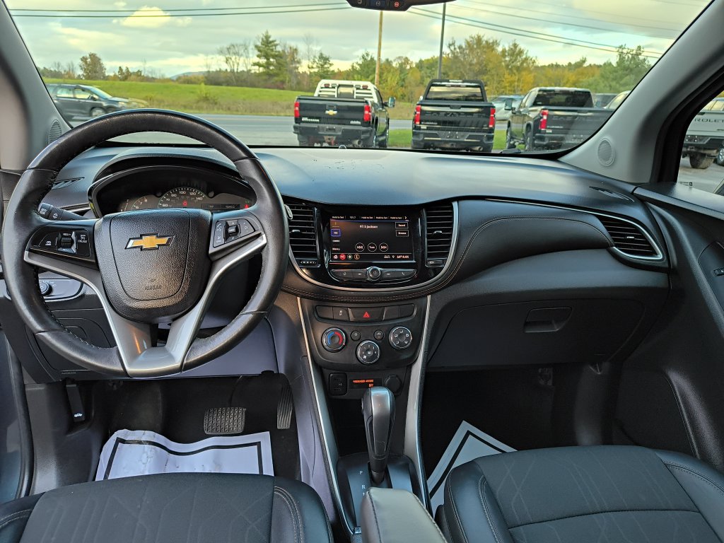 Used 2022 Chevrolet Trax LT w/ LT Convenience Package AWD/4WD image 12