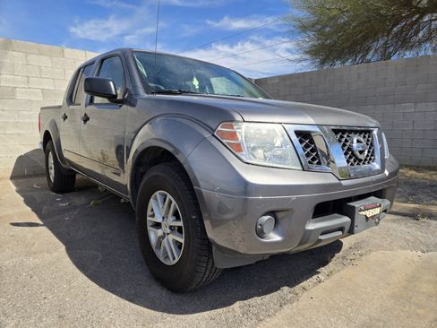 Used 2019 Nissan Frontier SV image 2