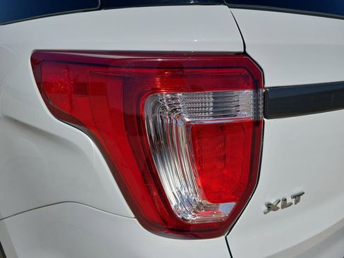 Used 2018 Ford Explorer XLT w/ Equipment Group 202A AWD/4WD image 34