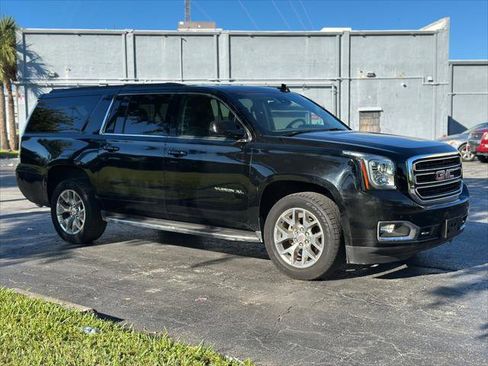 Used 2017 GMC Yukon XL SLE w/ SLE Value Package image 11