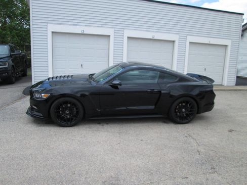 Used 2017 Ford Mustang Coupe RWD image 3