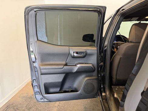 Used 2017 Toyota Tacoma TRD Off-Road w/ Tow Package (A/T) AWD/4WD image 28