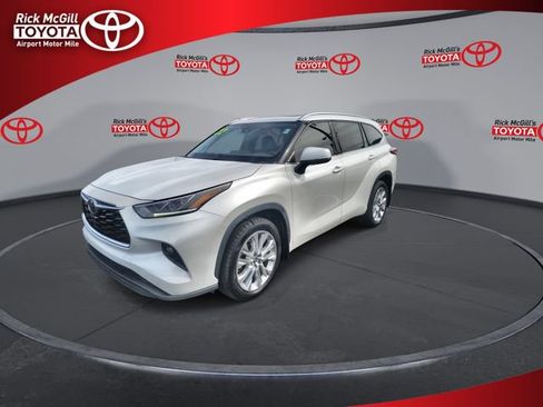 Used 2022 Toyota Highlander Limited AWD/4WD image 4