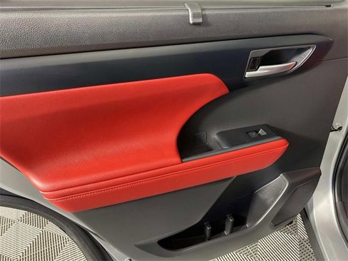 Used 2023 Toyota Highlander XSE image 28