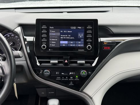 Used 2023 Toyota Camry SE image 3